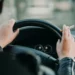 Motorista conduz veículo enquanto segura cigarro aceso com a mão direita no volante
