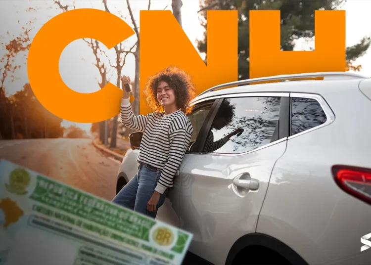 Mulher sorrindo segura chave do carro automático ao lado de veículo branco com CNH em primeiro plano