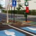 Estacionamento com vagas reservadas para gestantes sinalizadas em azul, placa vertical e símbolo no piso