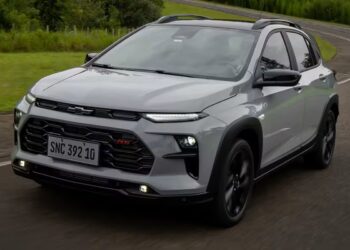 Chevrolet Sonic RS cinza com teto preto, rodas escuras de 17 polegadas e faróis LED em estrada