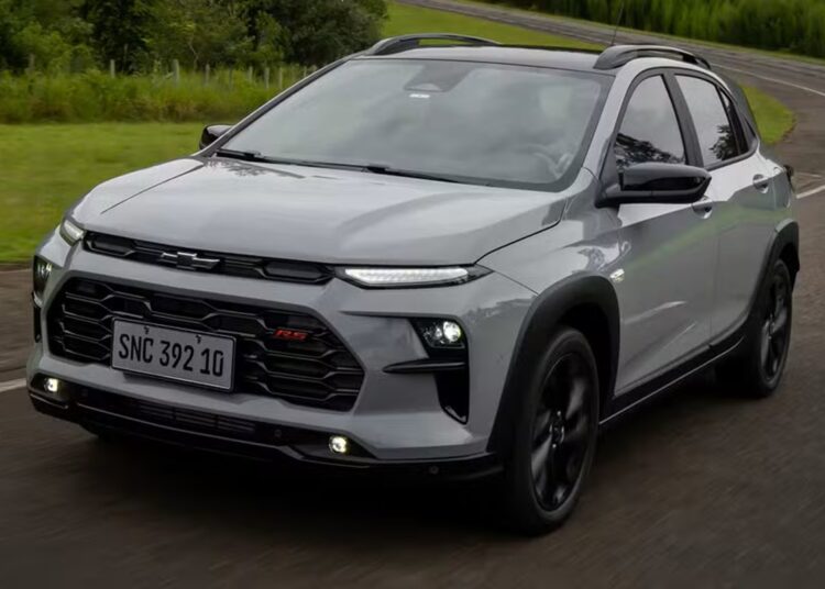 Chevrolet Sonic RS cinza com teto preto, rodas escuras de 17 polegadas e faróis LED em estrada