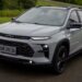Chevrolet Sonic RS cinza com teto preto, rodas escuras de 17 polegadas e faróis LED em estrada