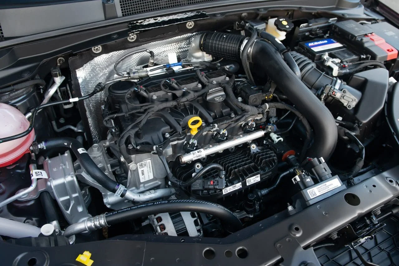 Compartimento do motor 1.0 Turbo do Chevrolet Sonic com componentes ACDelco, bateria e dutos de admissão visíveis