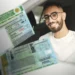 Homem de óculos, barba e camiseta branca exibe duas CNHs brasileiras dentro de um veículo