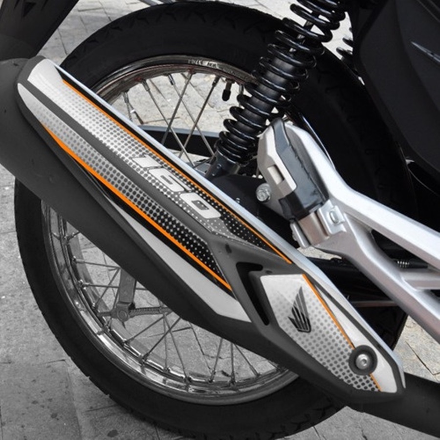 Protetor de escapamento branco com detalhes laranja e logo Honda em moto CG 160 com suspensão e roda cromada
