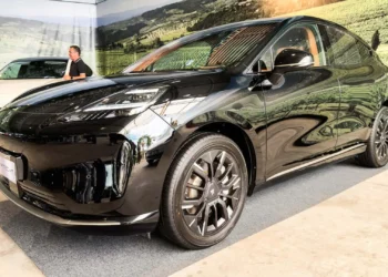SUV elétrico preto GAC Hyptec HT em exposição, com rodas de 19 polegadas e design aerodinâmico moderno