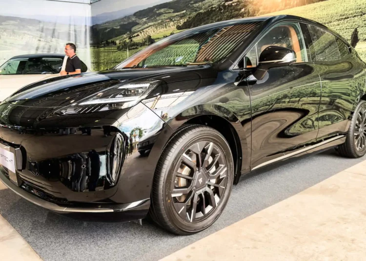 SUV elétrico preto GAC Hyptec HT em exposição, com rodas de 19 polegadas e design aerodinâmico moderno