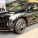 SUV elétrico preto GAC Hyptec HT em exposição, com rodas de 19 polegadas e design aerodinâmico moderno