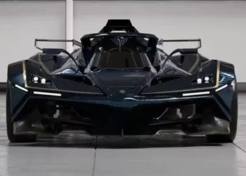 Superesportivo nacional Super Veloce Unico com carroceria de fibra de carbono preta e detalhes dourados.