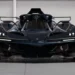 Superesportivo nacional Super Veloce Unico com carroceria de fibra de carbono preta e detalhes dourados.