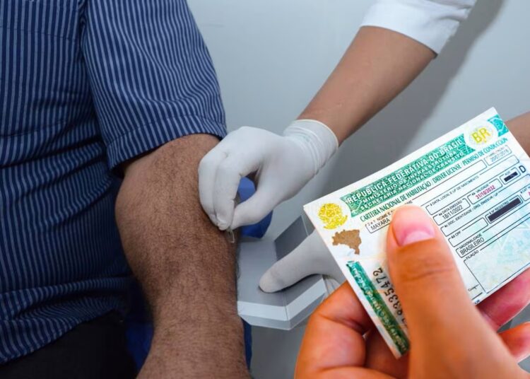 Profissional usando luvas coleta amostra de pelo do braço de homem segurando CNH para exame toxicológico