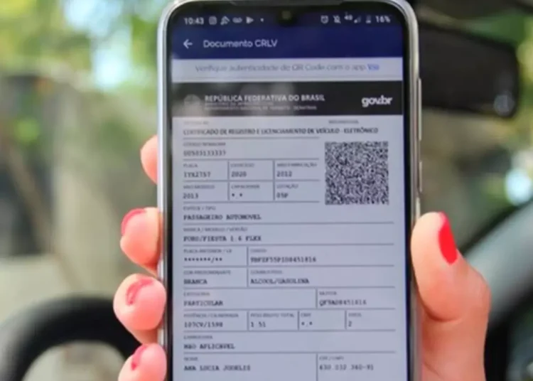 Mão feminina segura smartphone exibindo CRLV-e digital com dados de Ford Fiesta 1.6 Flex e QR Code
