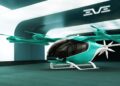 Carro voador eVTOL da Eve Air Mobility verde-água e preto em vertiporto moderno com logo EVE ao fundo.