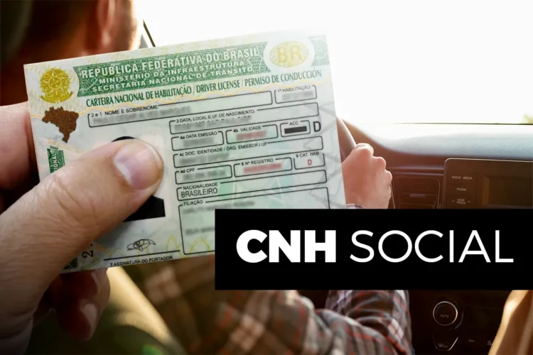 Pessoa segurando Carteira Nacional de Habilitação brasileira dentro de veículo com selo "CNH Social" no canto inferior.