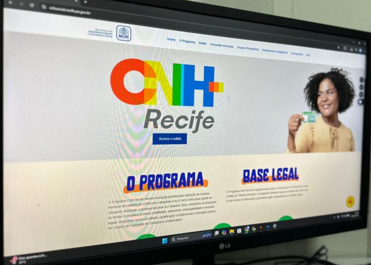 Tela do site CNH Recife com logo colorido, mulher negra segurando CNH e seções O Programa e Base Legal.
