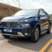 Picape Fiat Toro 2026 azul escura com grade frontal vertical inspirada na Maserati e luzes LED pontilhadas em estrada rural