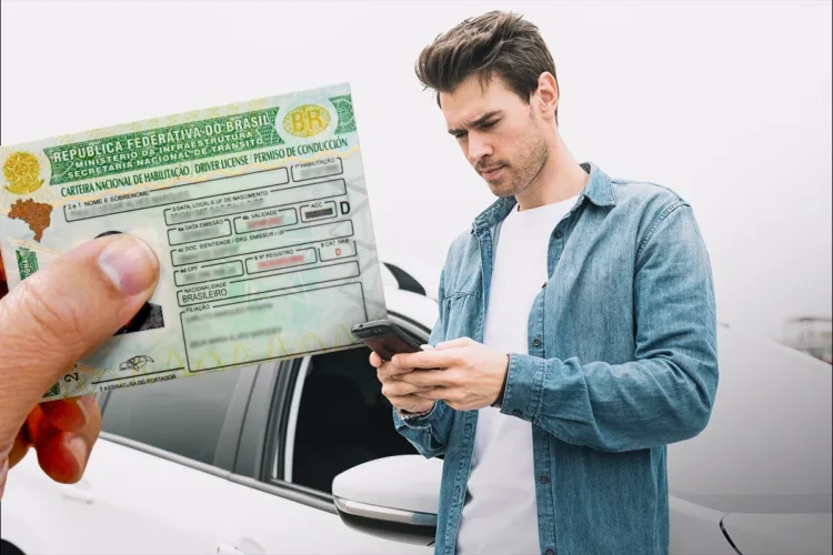Homem de camisa jeans usa celular ao lado de carro enquanto mão exibe CNH brasileira categoria D.