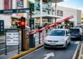 Volkswagen Gol prata na cancela de estacionamento do Shopping Parque Sul com placa de valores: R$ 12 primeira hora