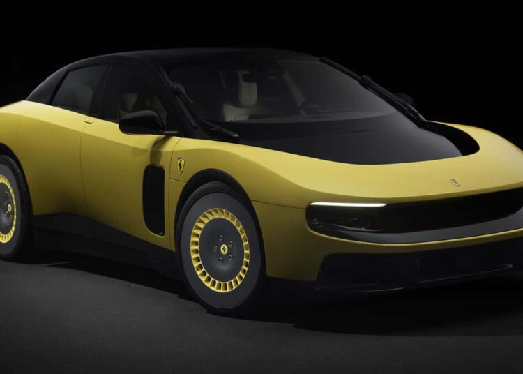 Ferrari Luce amarelo, primeiro elétrico da marca italiana, em fundo escuro com linhas futuristas e emblema do Cavallino Rampante