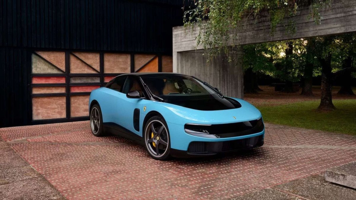 Ferrari Luce elétrica azul estacionada em pátio de concreto, com rodas escuras de 23 e 24 polegadas e logo dourado