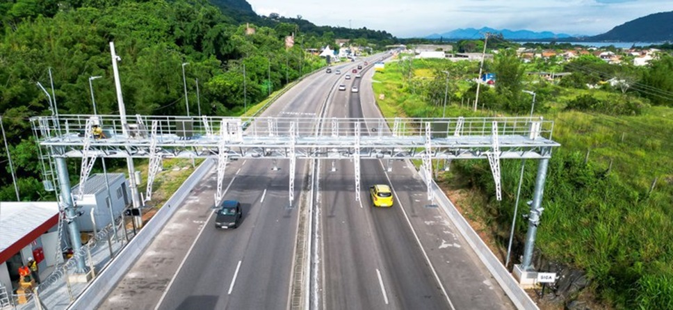 Pórtico metálico Free Flow registrando passagem de veículos em rodovia sem praças físicas de pedágio