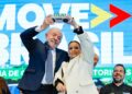 Presidente Lula e dirigente sindical seguram luminoso de táxi no evento Move Brasil em São Paulo