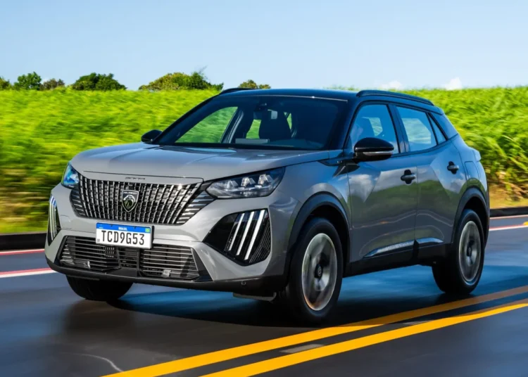 Peugeot 2008 Allure cinza em movimento na rodovia, com placa brasileira TCD9G53 e vegetação verde ao fundo