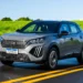 Peugeot 2008 Allure cinza em movimento na rodovia, com placa brasileira TCD9G53 e vegetação verde ao fundo