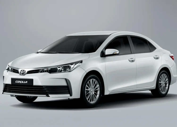 Toyota Corolla sedã branco em estúdio com fundo neutro, vista dianteira-lateral mostrando faróis LED e rodas de liga