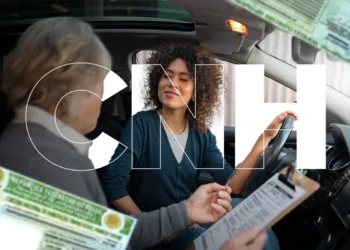 Mulher de cabelos cacheados ao volante recebe instruções de examinador com prancheta, letras CNH sobrepostas