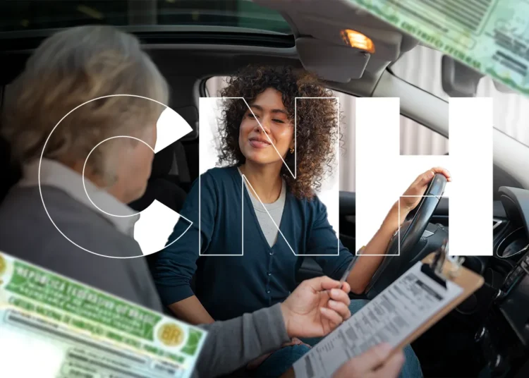 Mulher de cabelos cacheados ao volante recebe instruções de examinador com prancheta, letras CNH sobrepostas