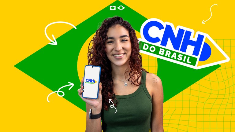 Jovem sorridente com cabelo cacheado exibe celular com tela da CNH Digital diante de fundo amarelo e verde da bandeira do Brasil