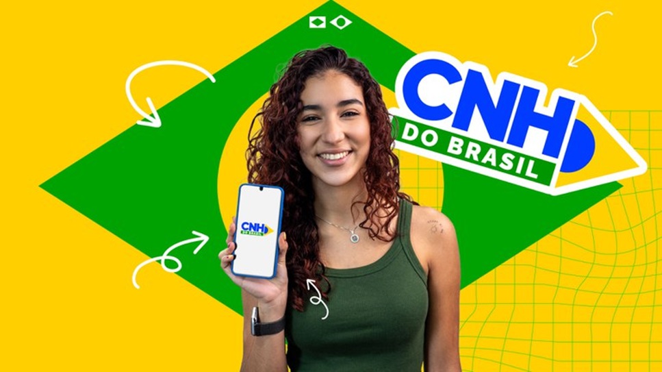 Jovem de cabelos cacheados mostra celular com tela do aplicativo CNH do Brasil sobre fundo da bandeira nacional