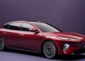 BYD Seal 08 vermelho metálico visto em estúdio com design moderno e rodas de liga leve