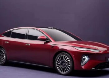 BYD Seal 08 vermelho metálico visto em estúdio com design moderno e rodas de liga leve