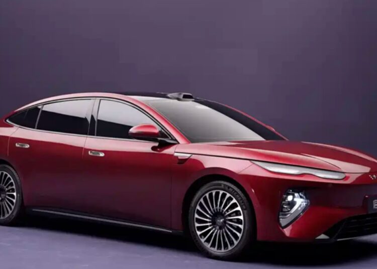 BYD Seal 08 vermelho metálico visto em estúdio com design moderno e rodas de liga leve