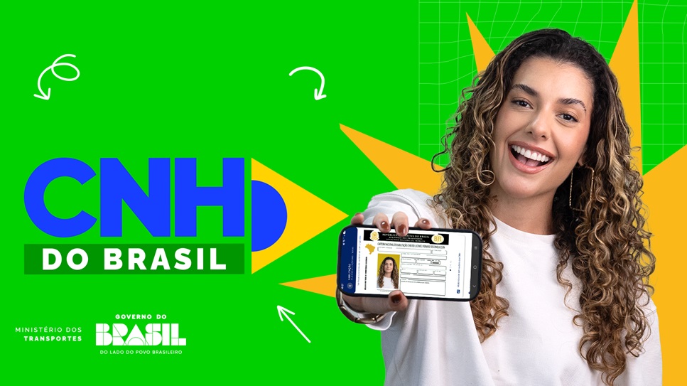 Mulher jovem sorridente exibe CNH digital no celular com fundo verde e logotipos do Governo Federal