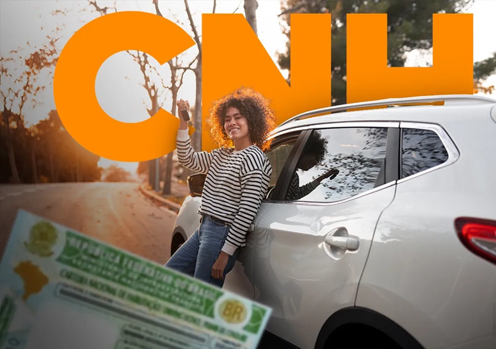 Adolescente com cabelo cacheado sorri mostrando chave do carro ao lado de SUV branca, CNH destacada