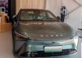 Chery Exeed Exlantix ES 2026 verde exposto em ambiente interno com carregador elétrico ao lado