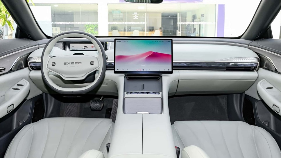 Interior do Chery Exeed Exlantix ES 2026 com painel digital, volante e tela central grande