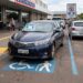 Veículo com credencial de idoso estacionado em vaga especial demarcada em supermercado