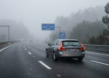 Veículo prata circulando em rodovia A-1 sentido Lisboa/Porto sob intensa neblina