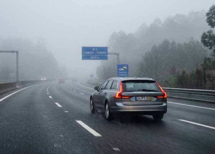 Veículo prata circulando em rodovia A-1 sentido Lisboa/Porto sob intensa neblina