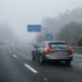 Veículo prata circulando em rodovia A-1 sentido Lisboa/Porto sob intensa neblina