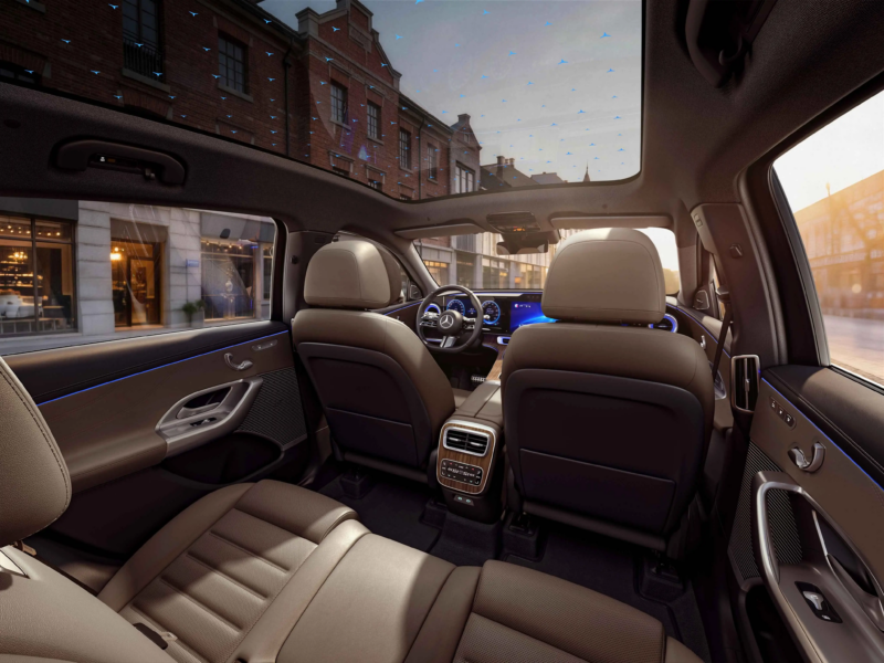 Detalhe do interior luxuoso do Mercedes-Benz GLC EV com iluminação azul e teto panorâmico