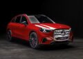 SUV elétrico Mercedes-Benz GLC vermelho em estúdio com fundo preto e detalhes em cromado