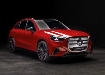 SUV elétrico Mercedes-Benz GLC vermelho em estúdio com fundo preto e detalhes em cromado