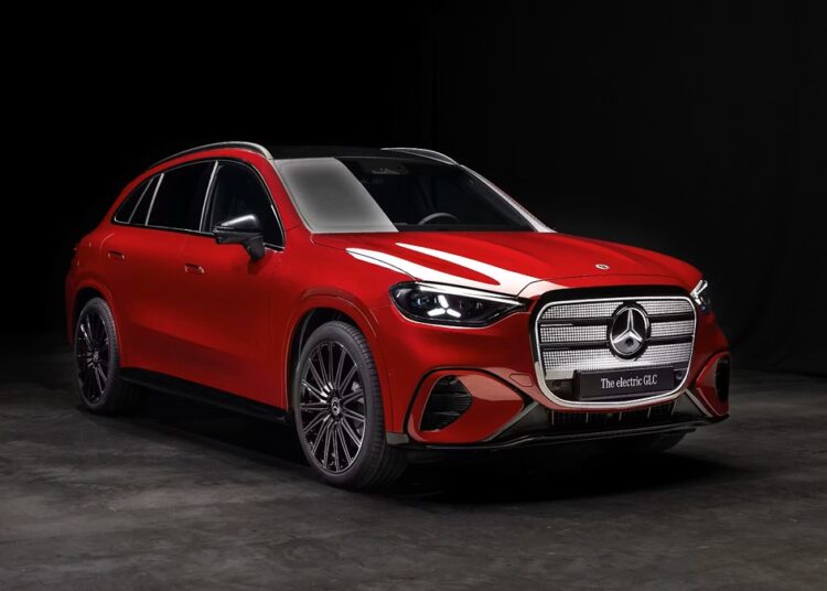SUV elétrico Mercedes-Benz GLC vermelho em estúdio com fundo preto e detalhes em cromado