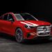 SUV elétrico Mercedes-Benz GLC vermelho em estúdio com fundo preto e detalhes em cromado