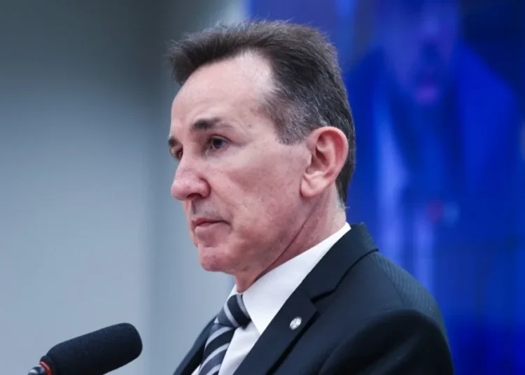 Deputado federal Jorge Goetten em pronunciamento na Câmara, usando terno escuro e gravata listrada